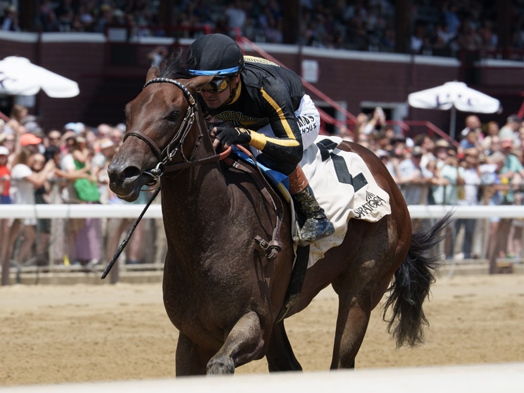 Kingsolver surges late to win the Schuylerville S. July 4, 2025 at Saratoga / Joe Labozzetta