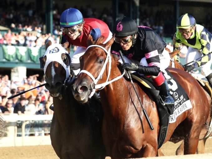 Kappa Kappa (right) holds off Vodka With a Twist in the Raven Run S. (G2) - John Gallagher/Coady